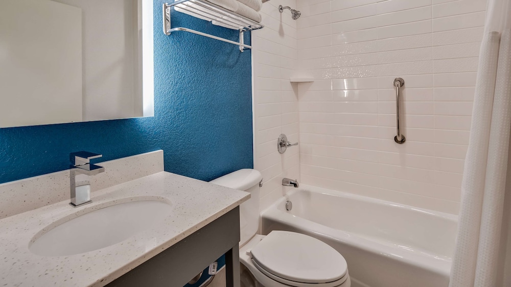 Standard Room, 2 Queen Beds, Non Smoking, Refrigerator - Photo 4