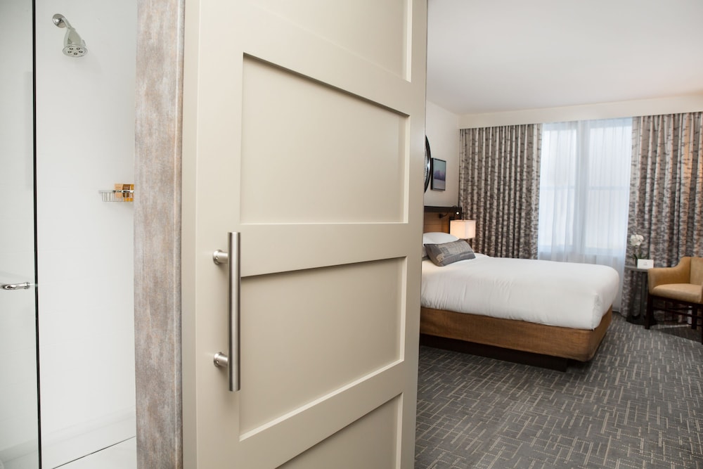 Deluxe Room, 1 King Bed with Sofa bed photo 2