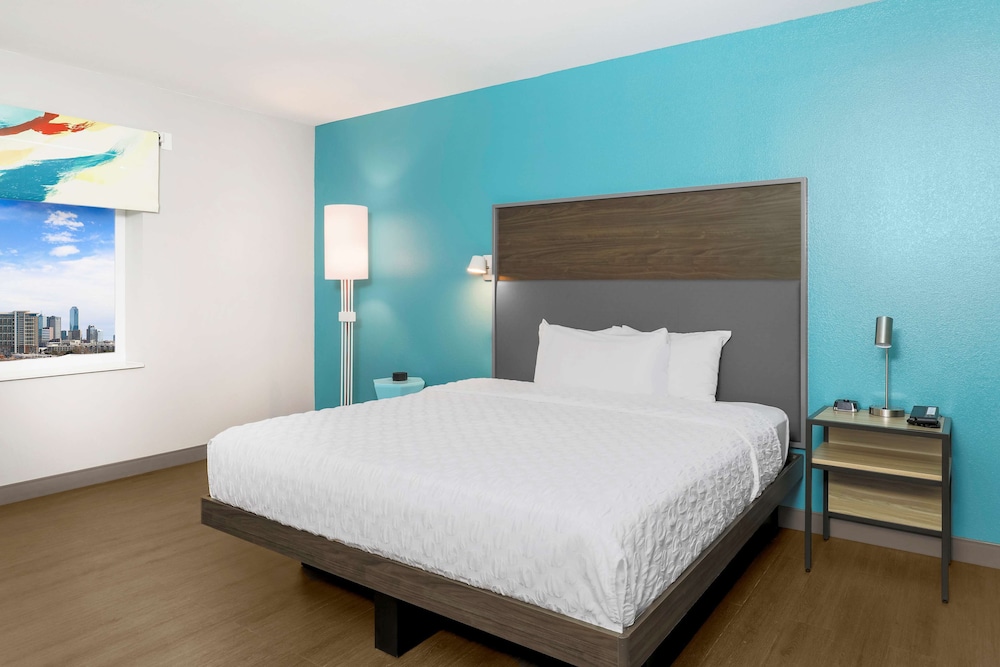 Room, 1 King Bed, Accessible (Roll-In Shower, Mobility & Hearing) - Photo 4