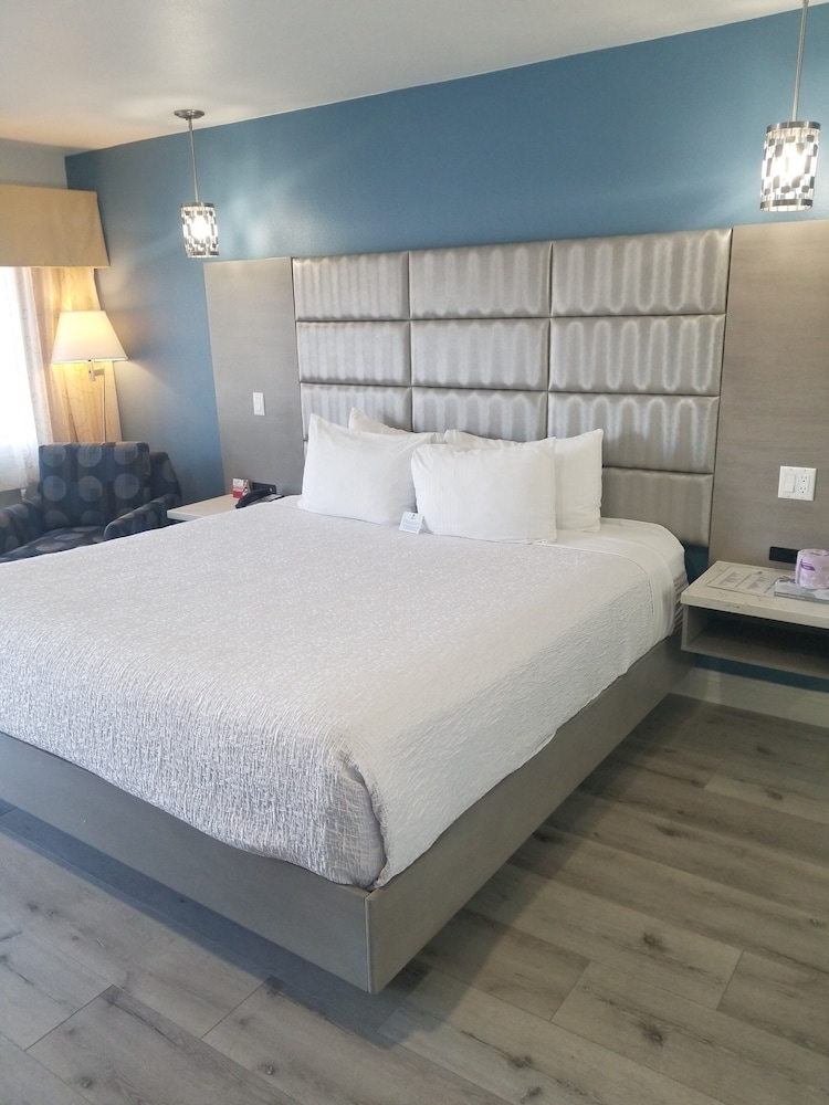 Standard Room, Multiple Beds, Accessible, Non Smoking photo 2