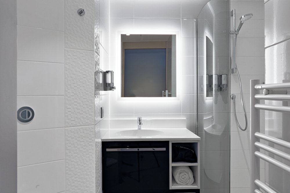 Premium Room, 1 Queen Bed, Refrigerator - Photo 7