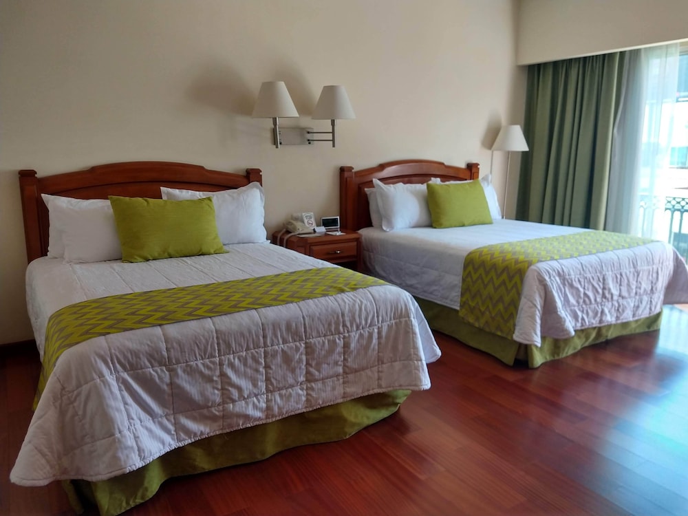 Quadruple Room, 2 Queen Beds - Photo 1