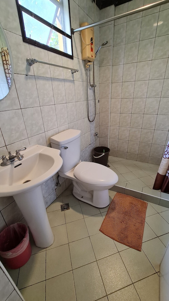 Standard Triple Room, 3 Twin Beds, Refrigerator photo 2