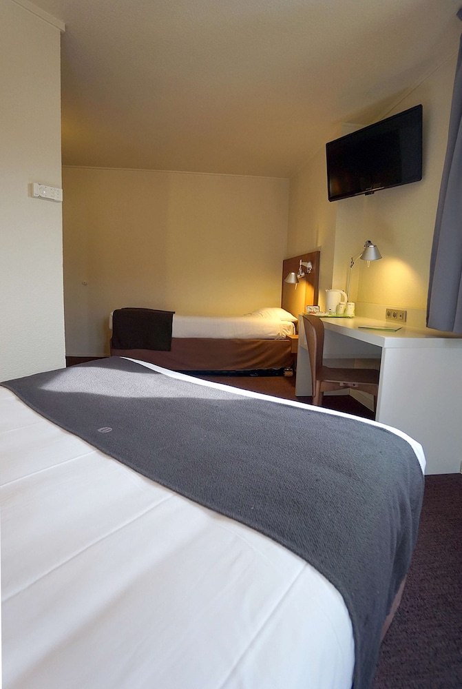Standard Room, Multiple Beds - Photo 5