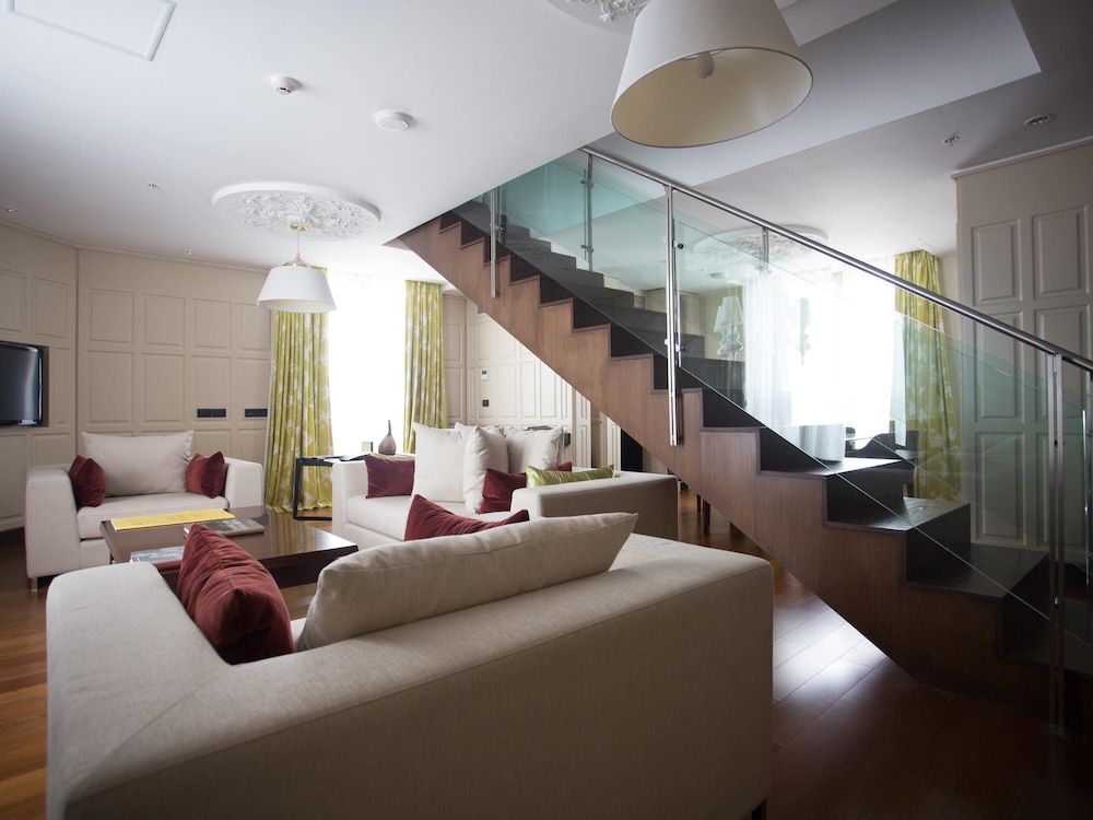 Suite, 1 King Bed, River View (Opera)