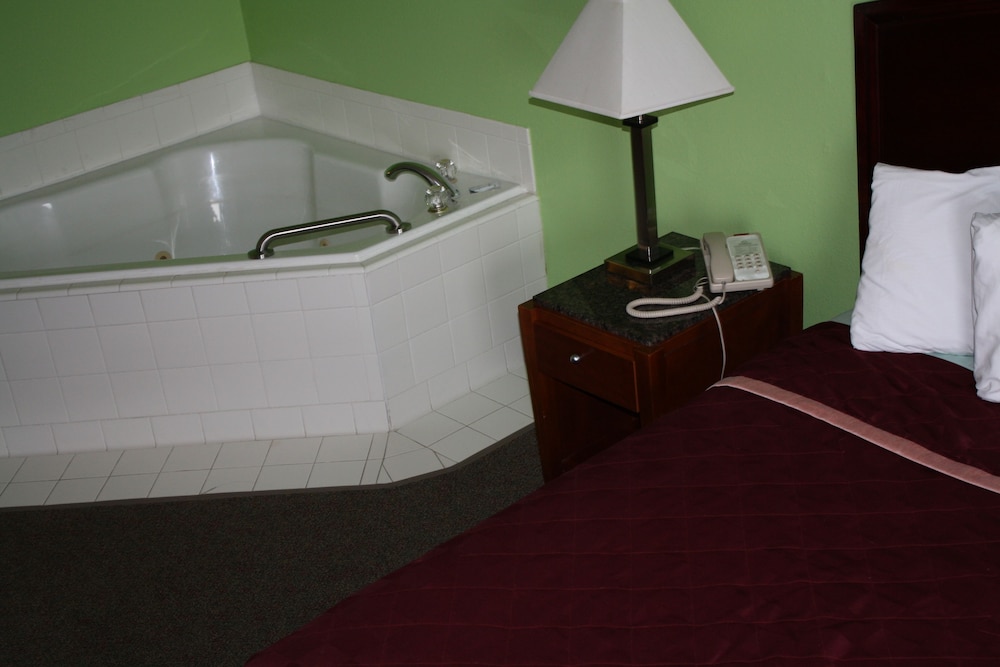 Superior Single Room, 1 King Bed, Jetted Tub photo 3