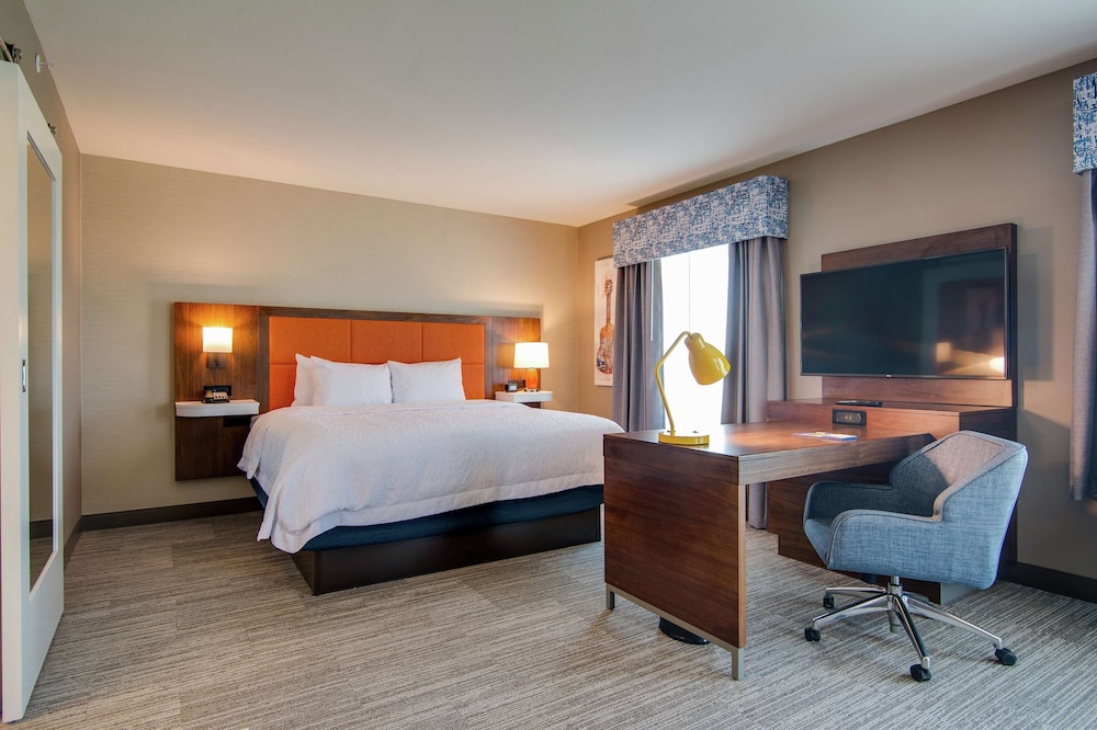 Suite, 1 King Bed, Accessible - Photo 2
