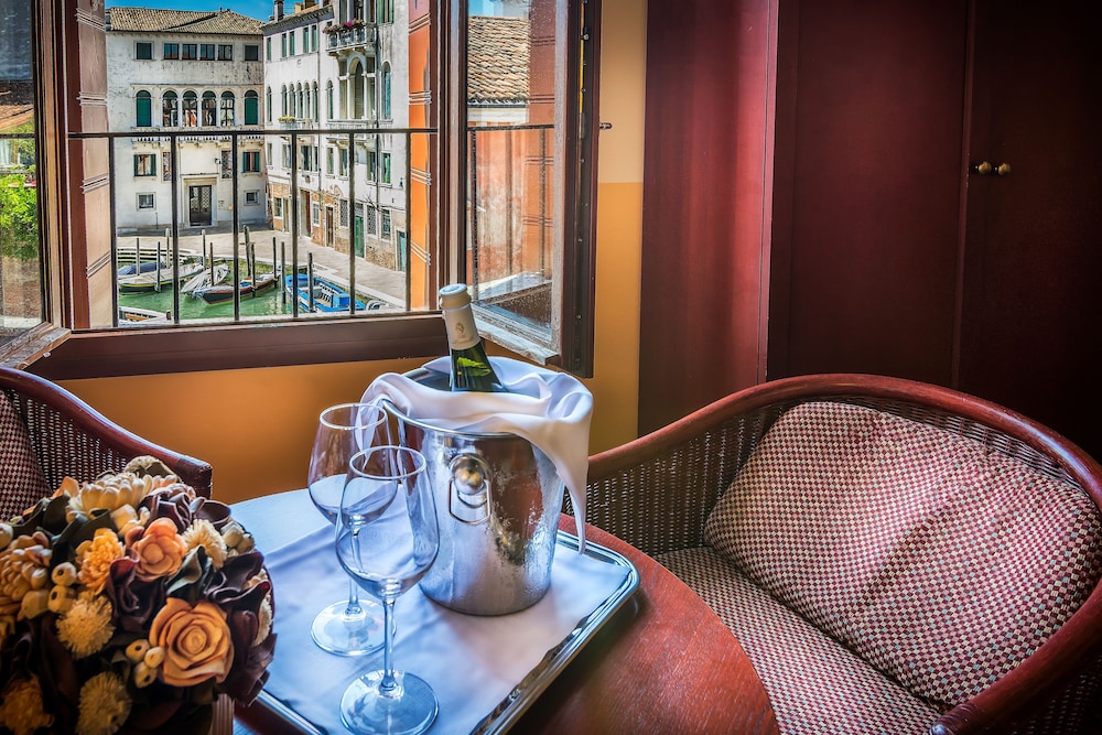 Deluxe Room, Canal View