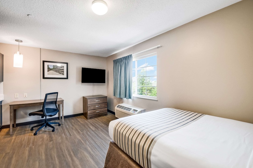 Room, 1 Queen Bed, Non Smoking, Ground Floor (Efficiency) photo 1