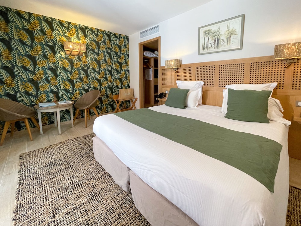 Deluxe Room - Photo 9
