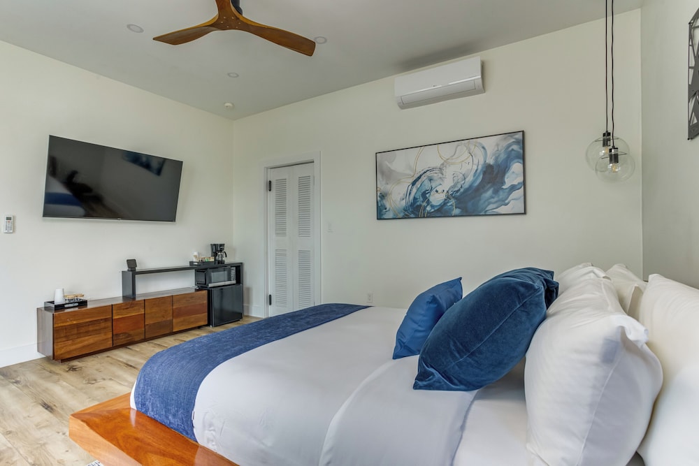 Queen Villa (2 Bedrooms), Partial Sea View