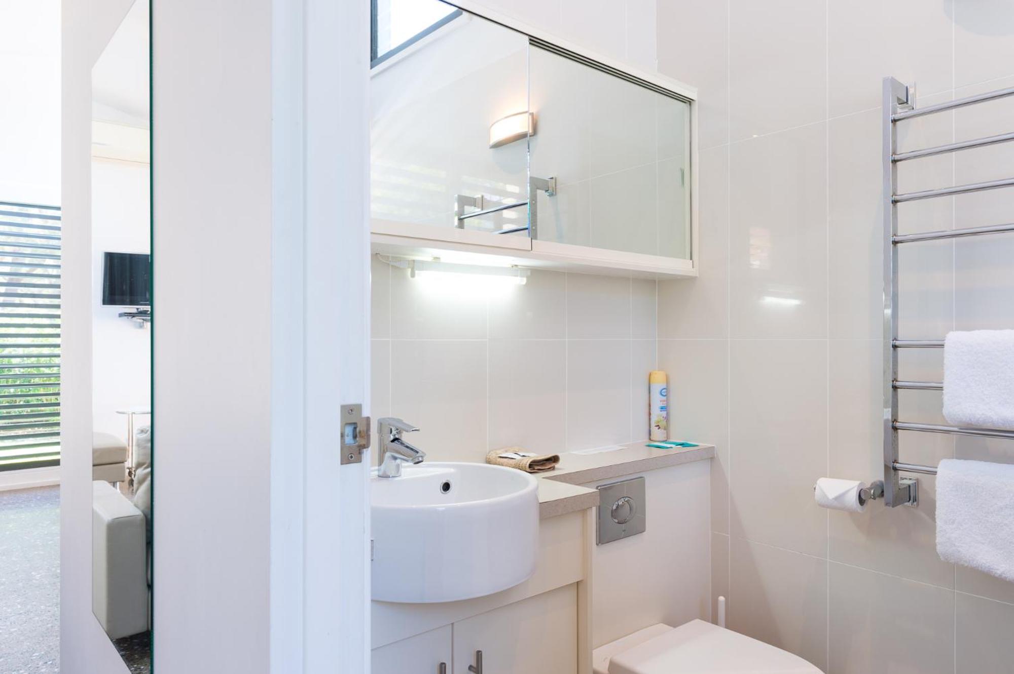One-Bedroom Apartment with Lake View - Nelsons photo 3