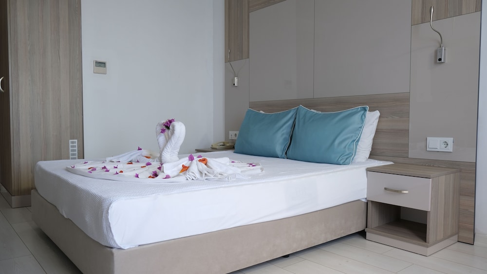 Standard Double Room, Garden View thumbnail 6