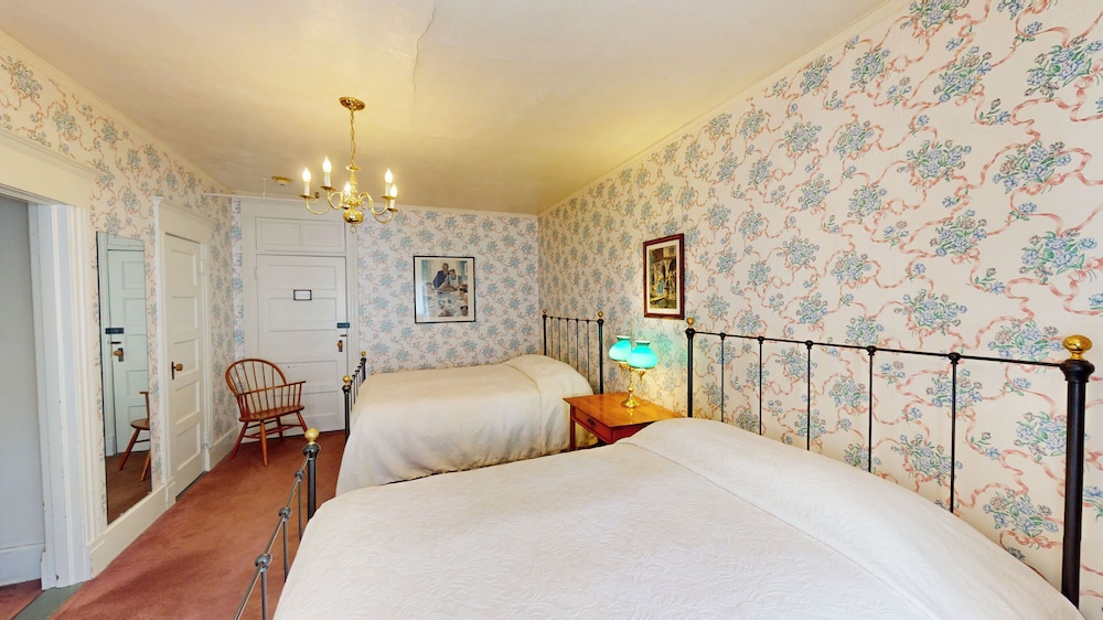 Suite, 2 Queen Beds (Main Inn)