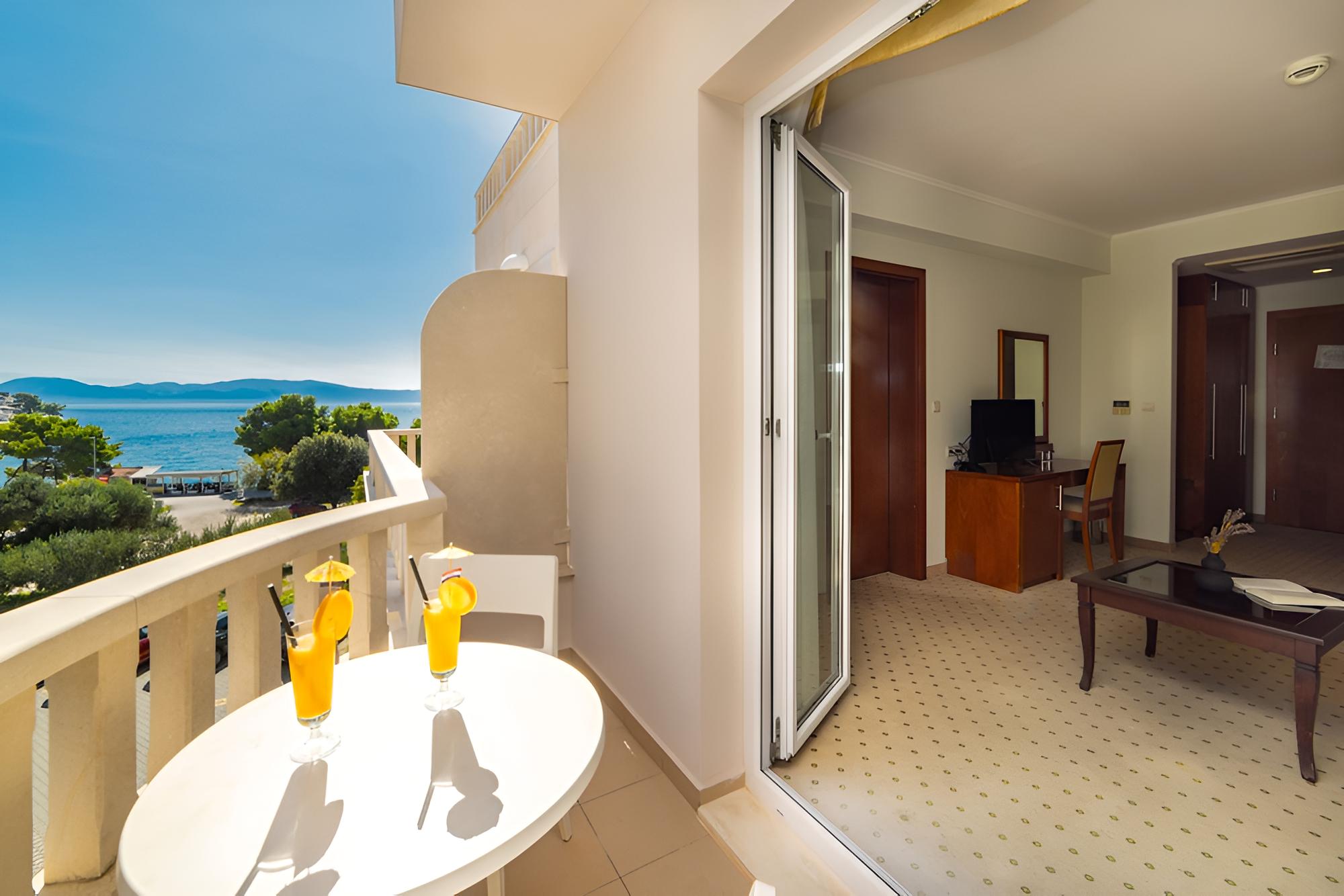Standard Suite, Partial Sea View photo 3