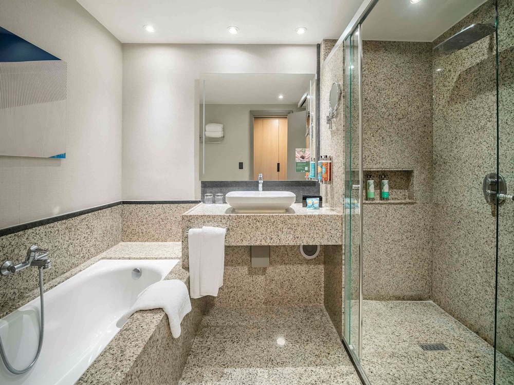 Executive Room, 1 King Bed, Bathtub thumbnail 5