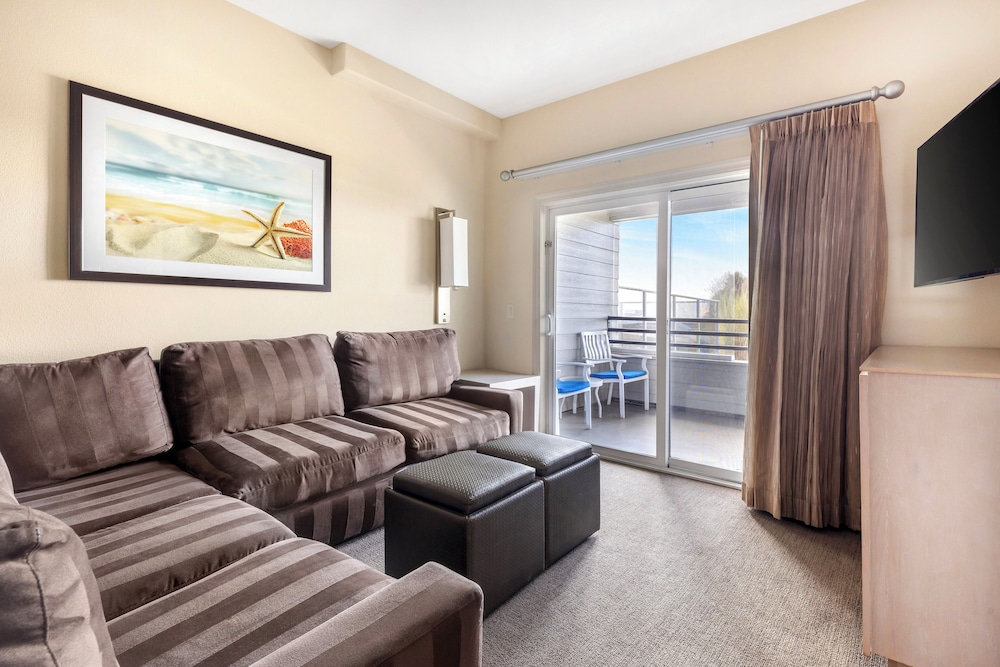 2 Bedroom Street Facing 1 King 2 Twins Suite - Photo 4