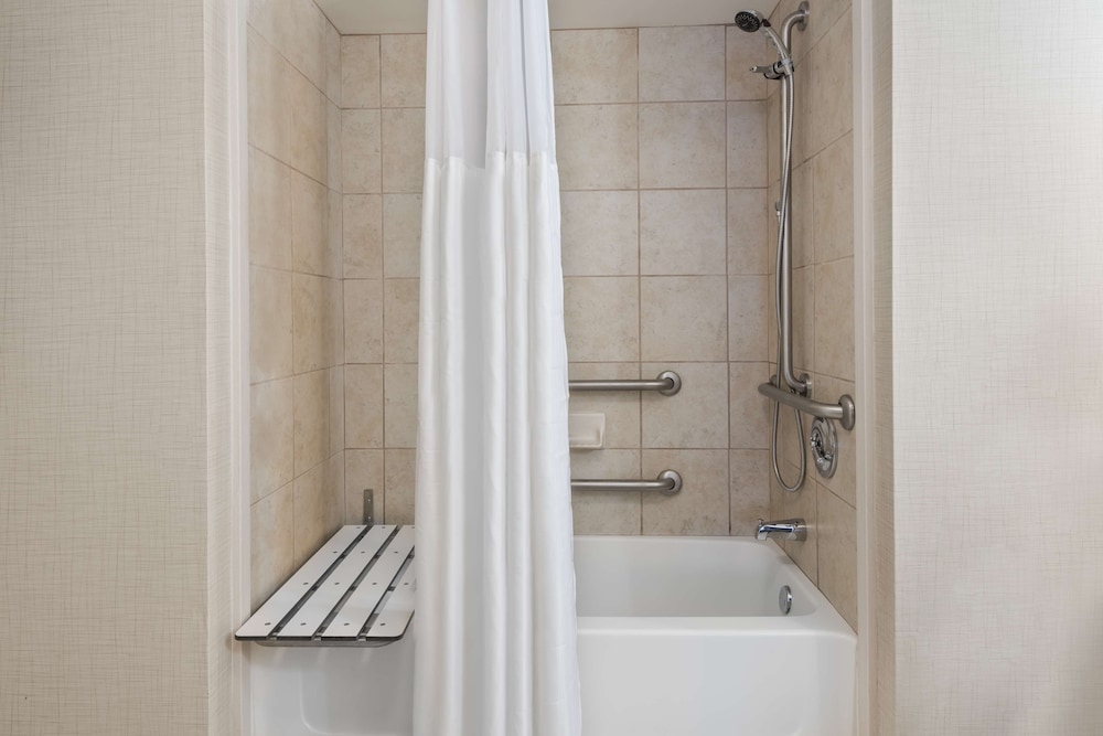 Suite, 2 Bedrooms, Accessible, Non Smoking (Accessible Tub, 1 King/2 Queens) - Photo 6