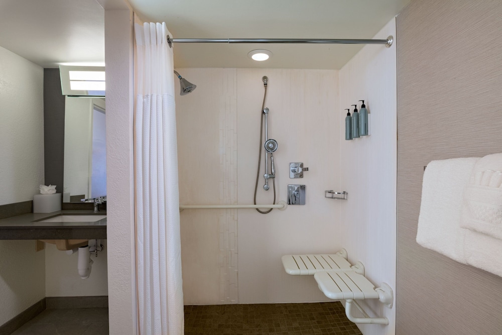 Room, 2 Double Beds - Photo 7