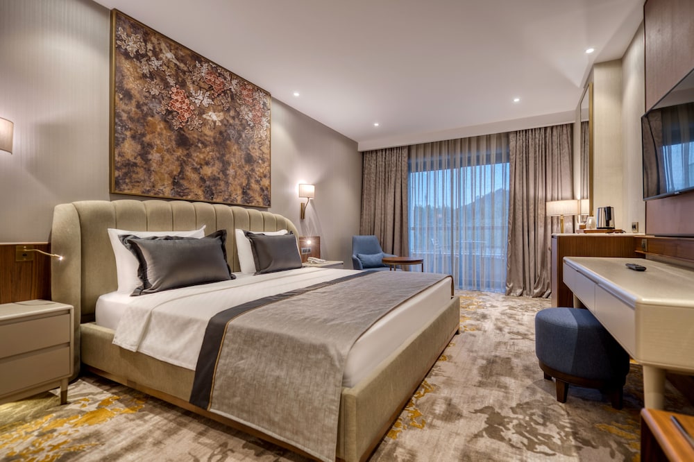 Deluxe Room, 1 King Bed, Mountain View