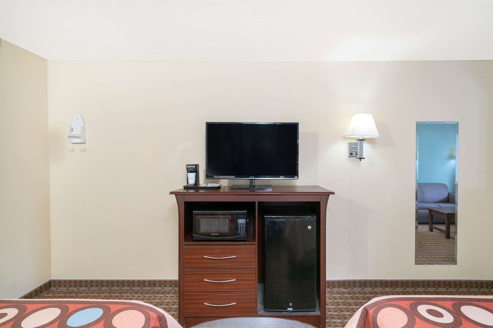 Standard Room, 1 King Bed, Smoking, Refrigerator & Microwave - Photo 4