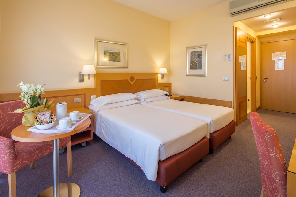 Classic Room, 2 Twin Beds, Balcony - Photo 2