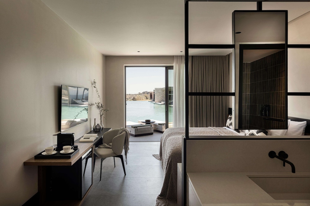 Superior Swim-up Suite