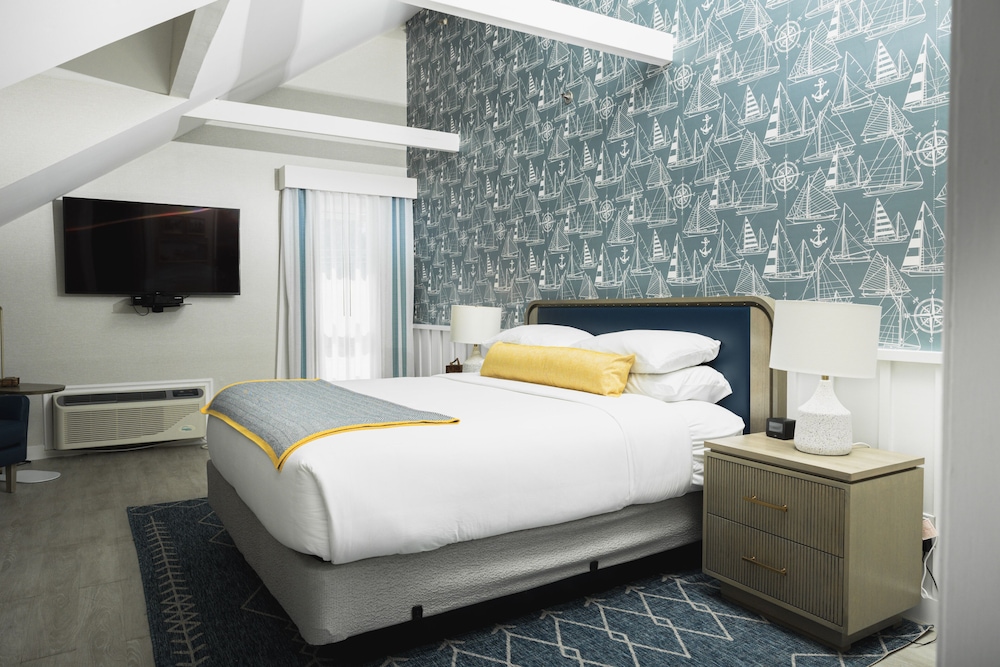 Standard Room, 1 King Bed, City View - Photo 4