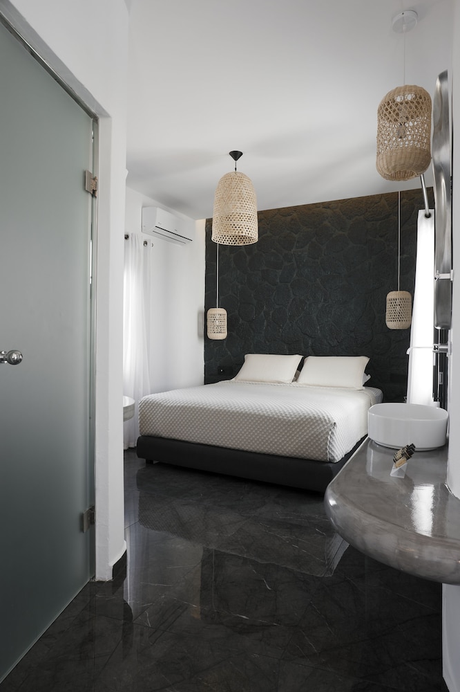 Elegant Suite with outdoor heated private Jacuzzi - Photo 8