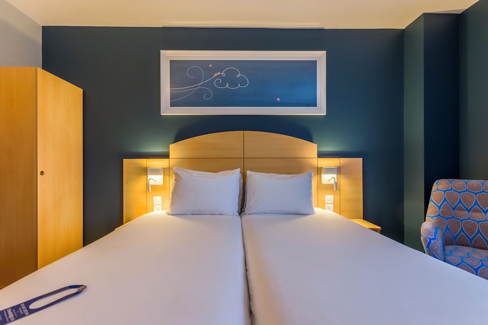 Room - Photo 17