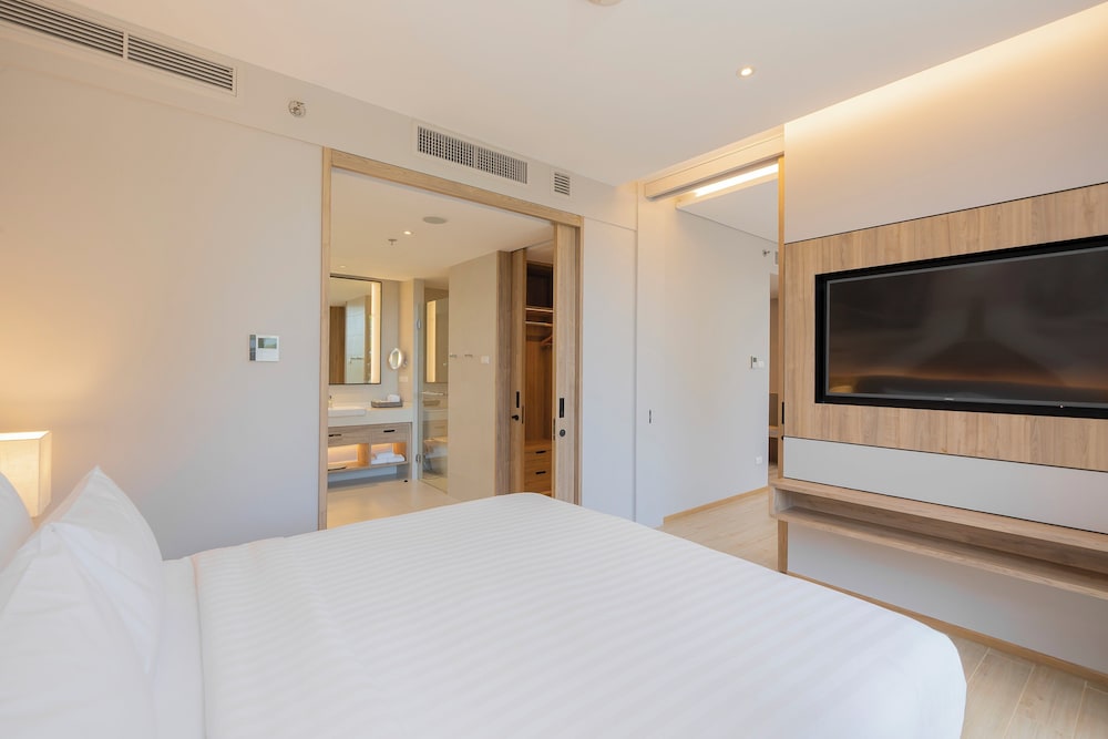 Suite, 1 King Bed, Balcony, City View photo 2