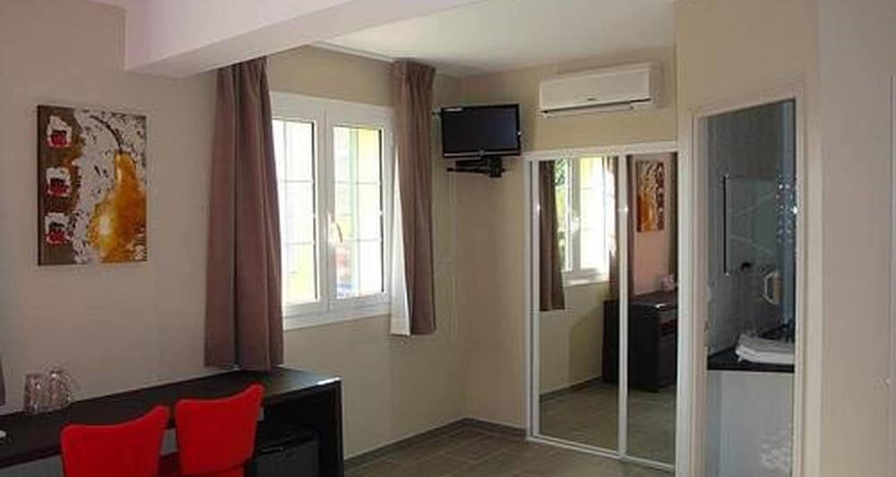 Family Room photo 3