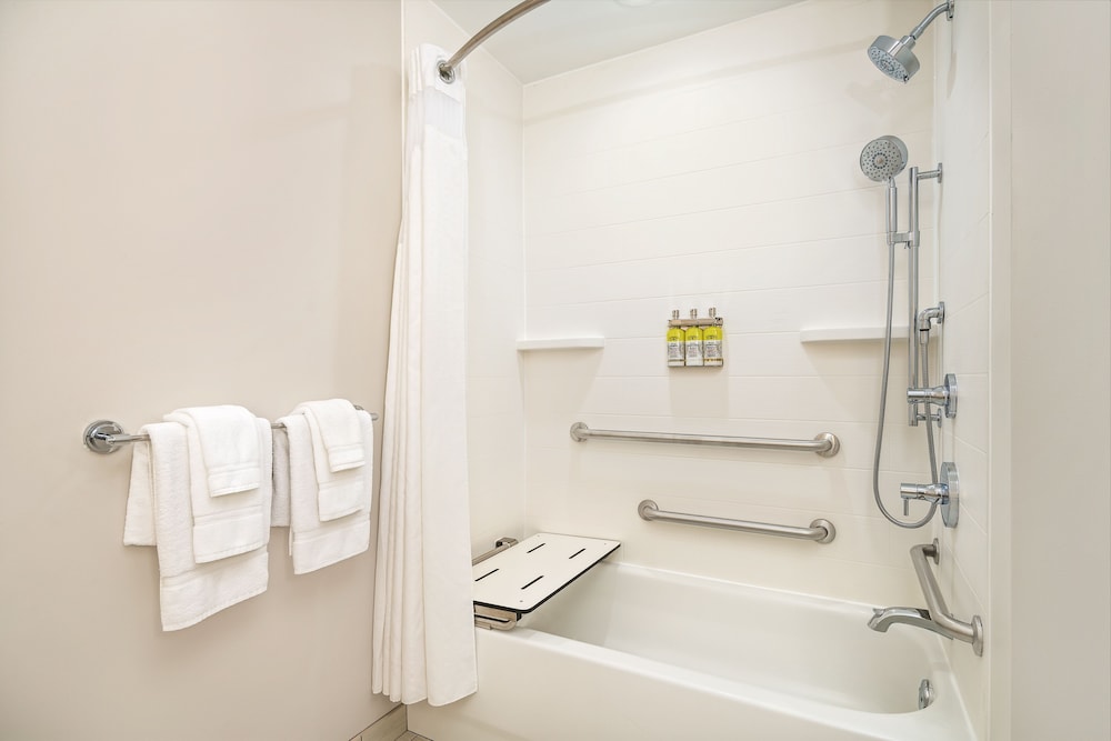 Standard Room, 2 Queen Beds, Accessible (Mobility) - Photo 4