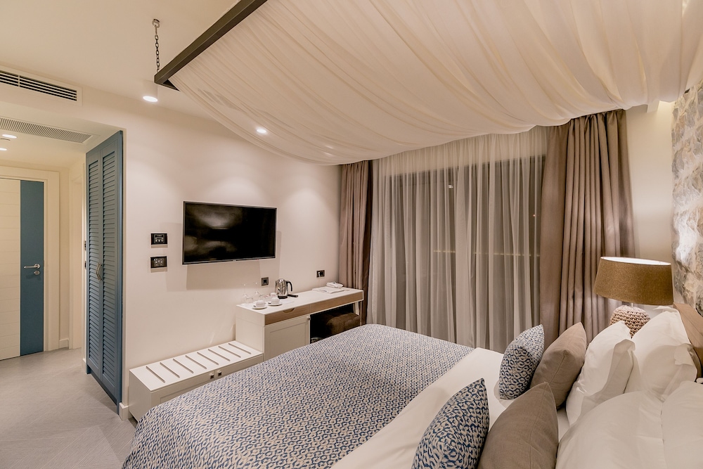 Double Room, Balcony, Sea View photo 2