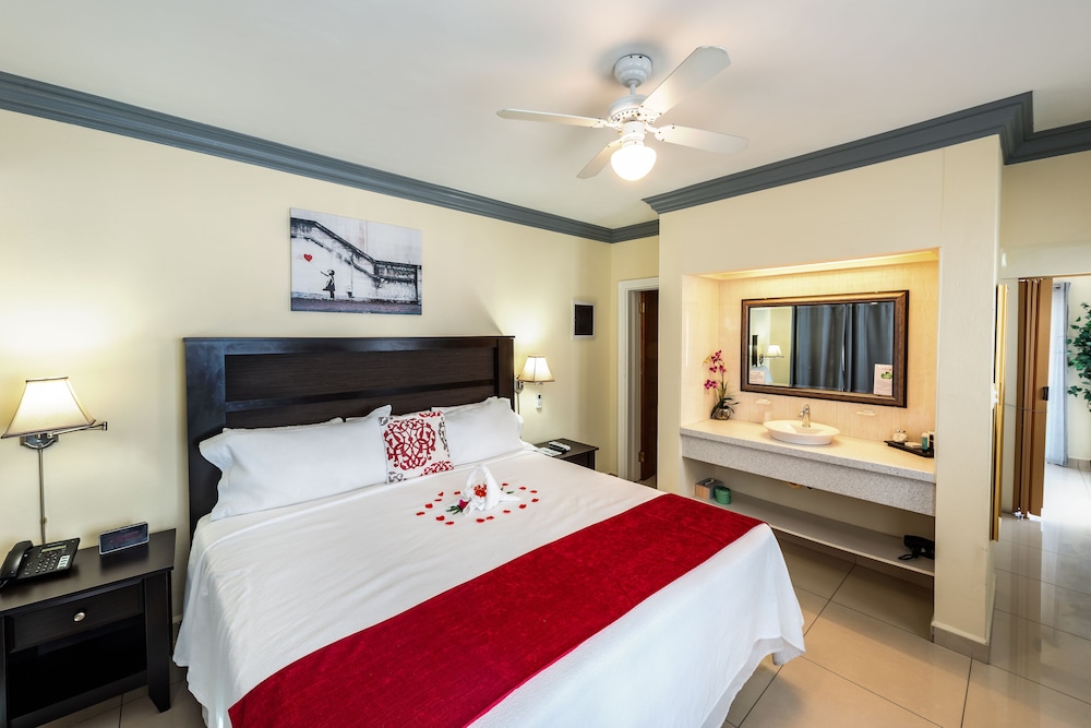 Superior Suite, Partial Ocean View