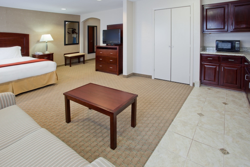 Suite, 1 King Bed with Sofa bed (Extra Floor Space) - Photo 3
