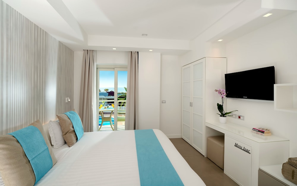 Superior Quadruple Room (with extra bed) - Photo 1