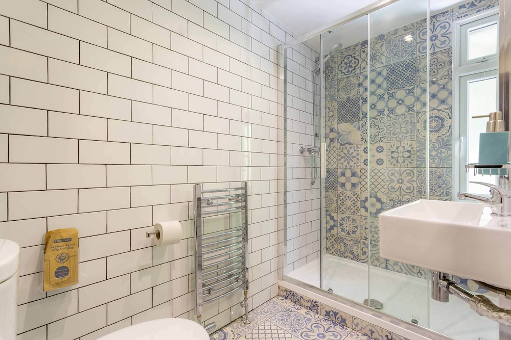 Double and single room with shared bathroom photo 3