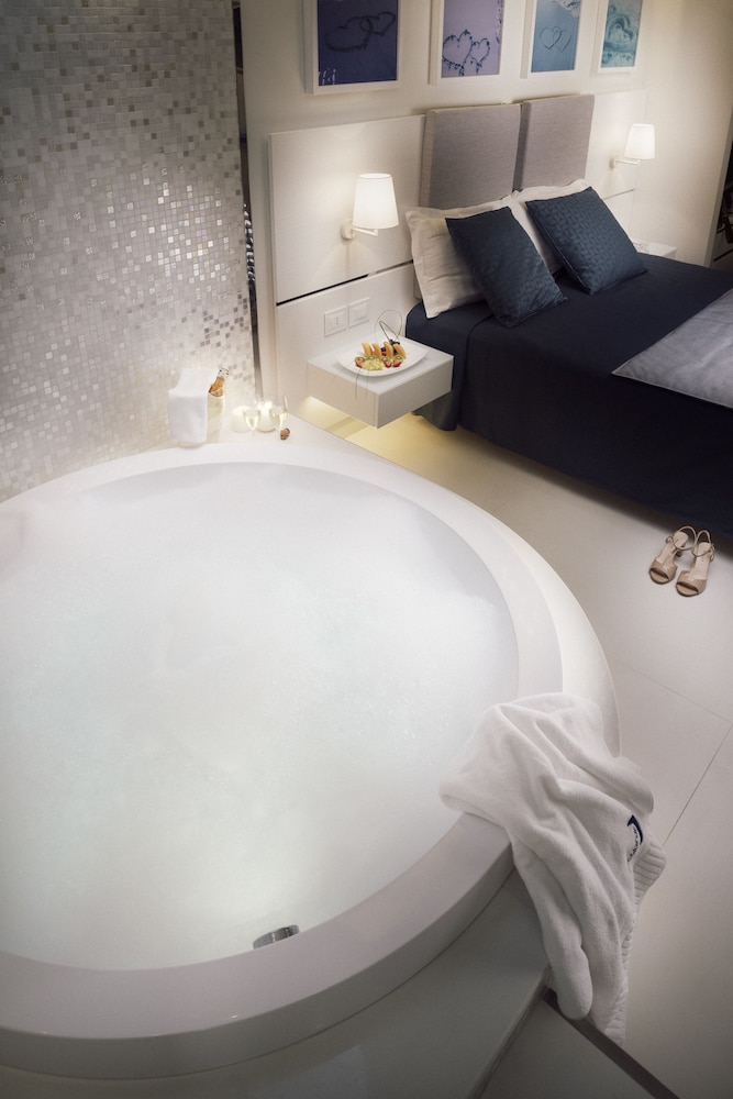 Honeymoon Room, 1 Queen Bed photo 3