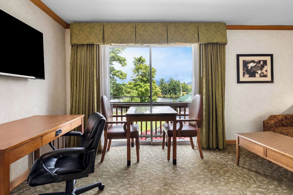 Deluxe Suite, 2 Queen Beds, Non Smoking, Balcony photo 3
