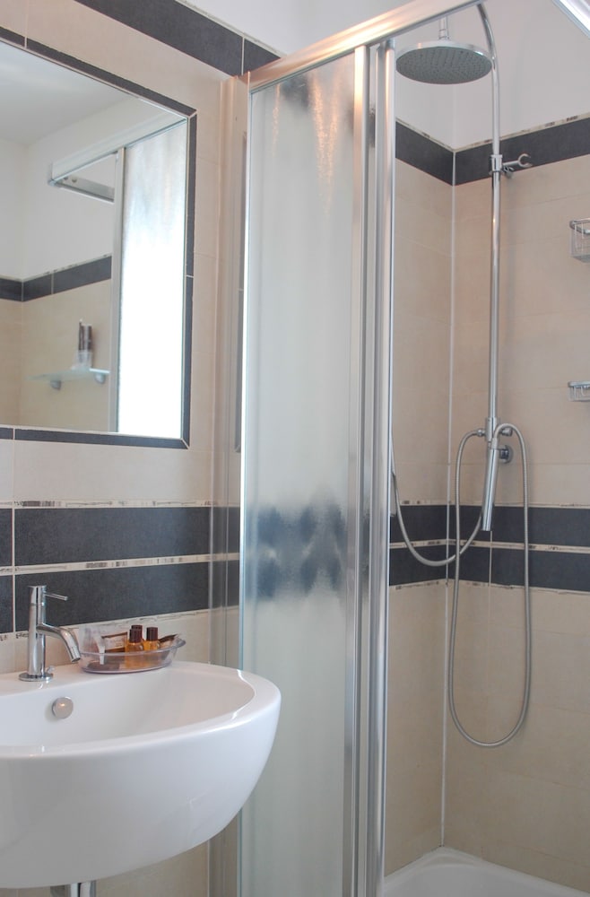 Standard Double or Twin Room - Photo 14