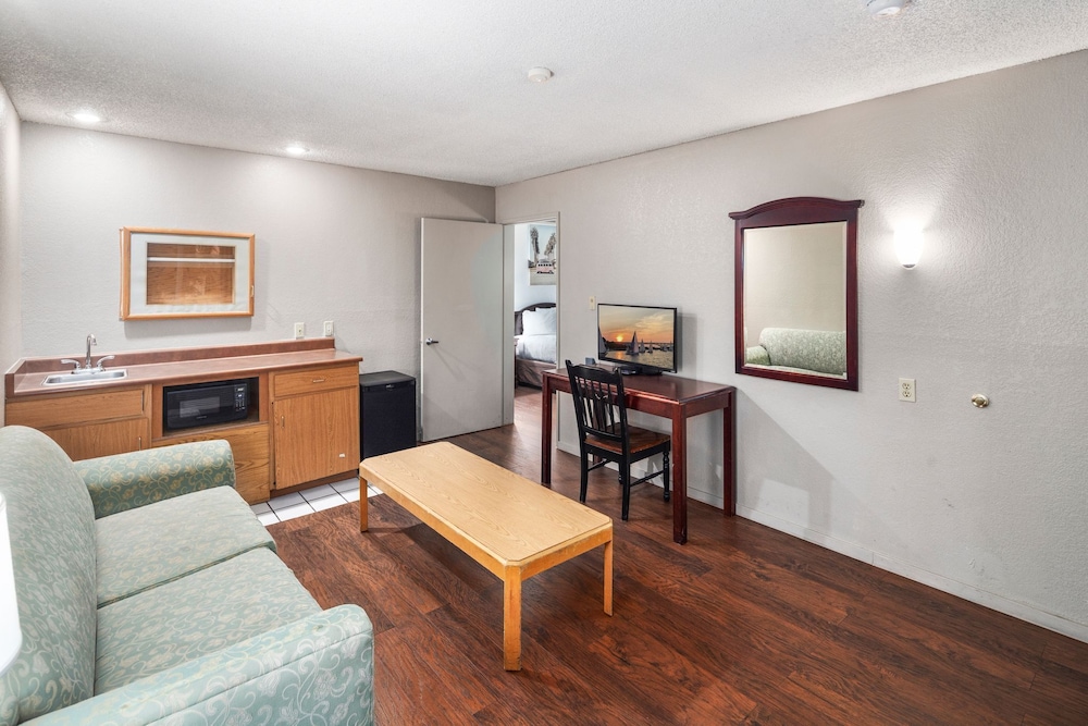 Premium Suite, 1 Queen Bed - Photo 4