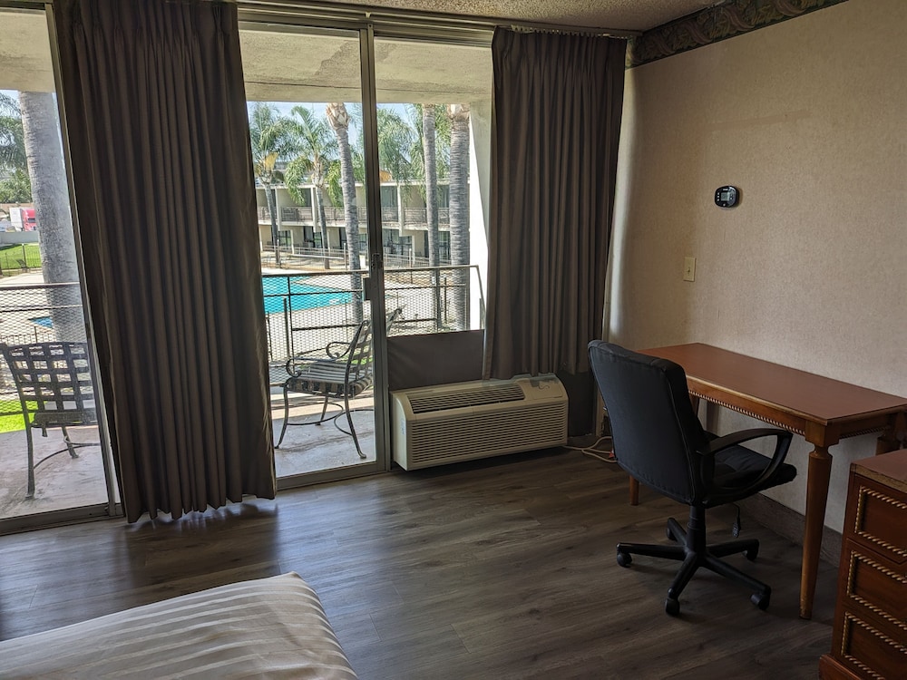 Deluxe Room, 1 King Bed, Accessible photo 3
