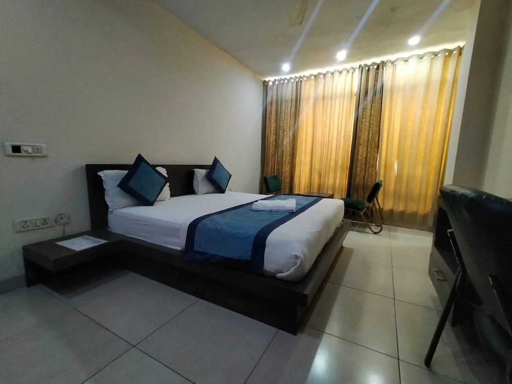 Executive Room - Photo 10