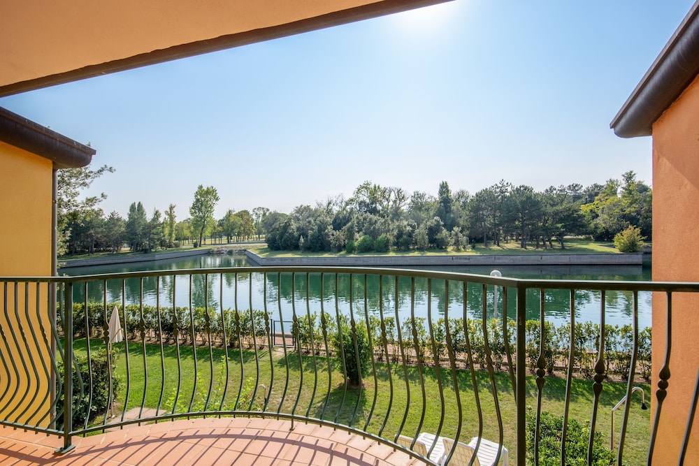 Family Townhome, 2 Bedrooms, 2 Bathrooms, Sea Facing (Albarella S3 2) photo 3