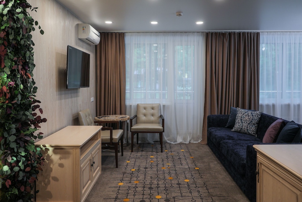 Junior Suite, 1 Queen Bed with Sofa bed, Balcony, Park View photo 3
