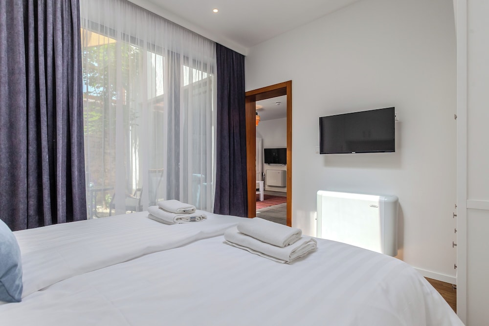 Luxury Apartment, Multiple Bedrooms (Fulop Panzio-Blue Lagoon Apartment)