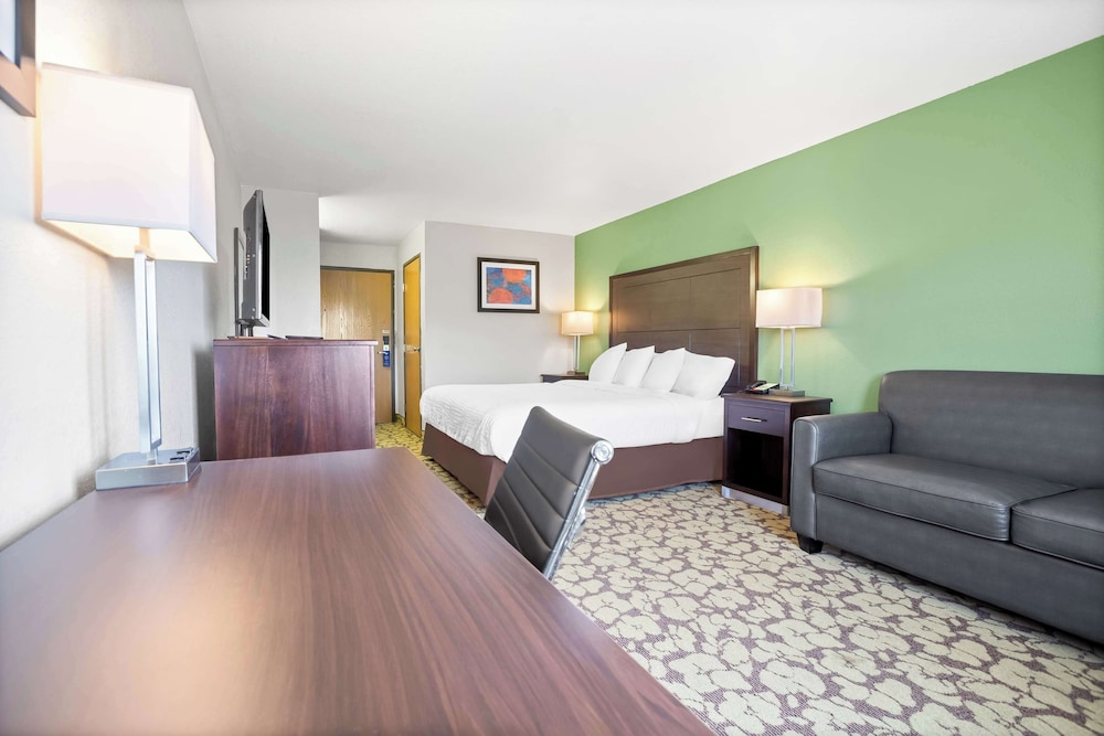Standard Room, 1 King Bed, Non Smoking, Refrigerator & Microwave - Photo 1