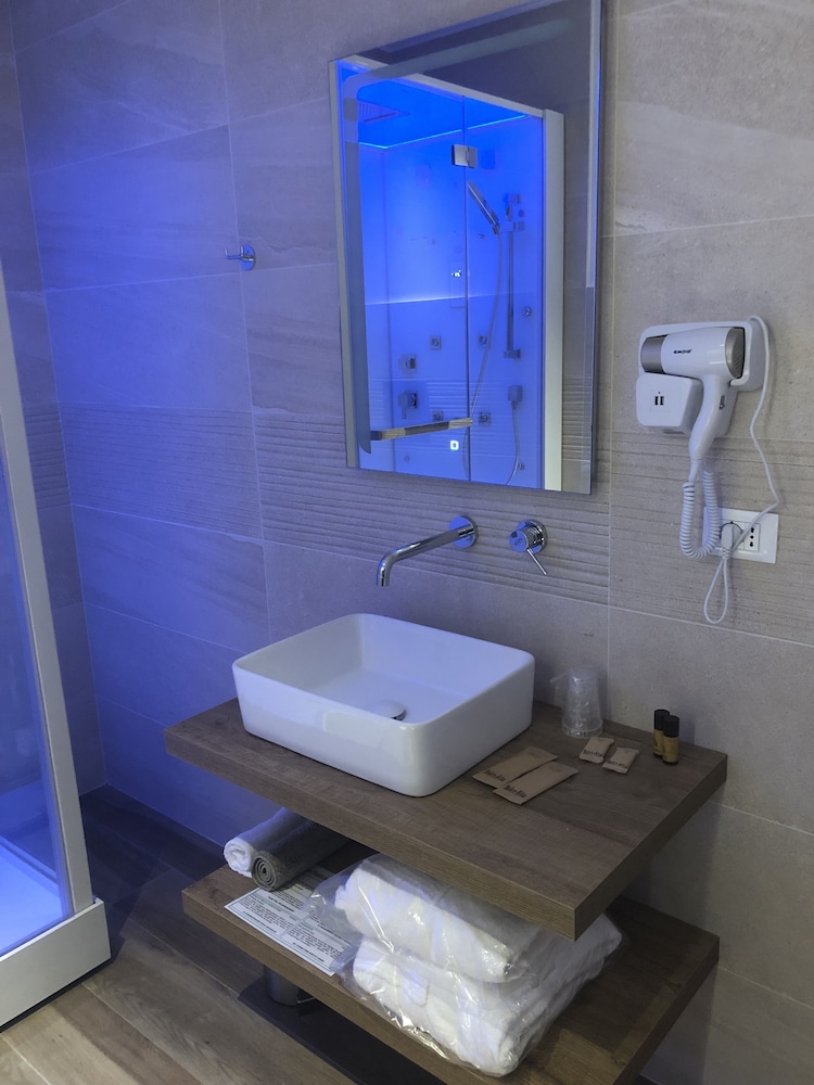 Superior Room, 1 King Bed, Pool View, Poolside - Photo 8