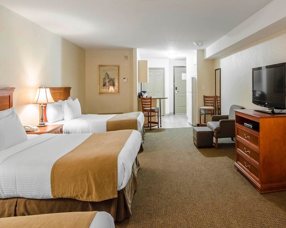 Room, Multiple Beds, Non Smoking (3 double beds) - Photo 3